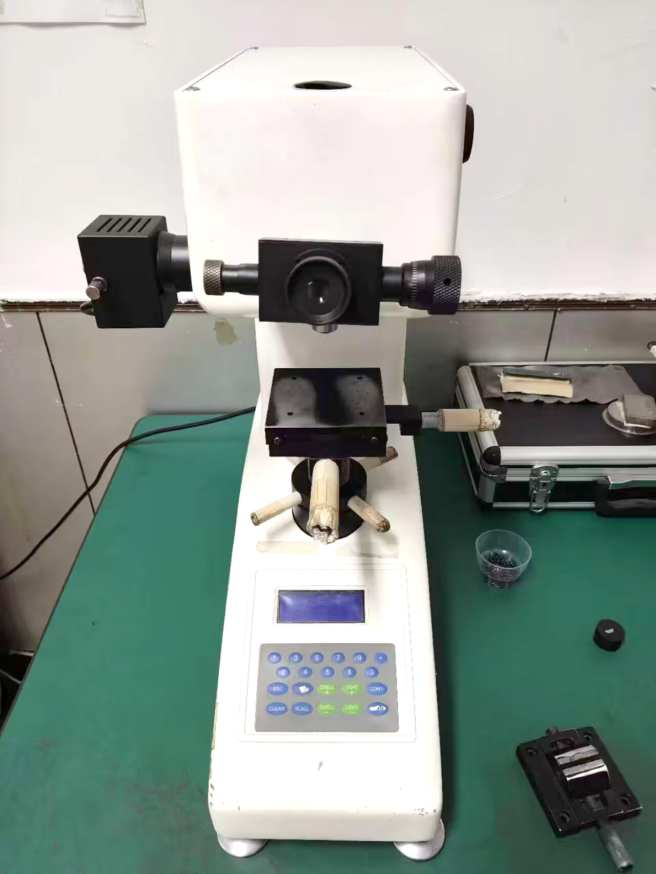 Vickers hardness tester